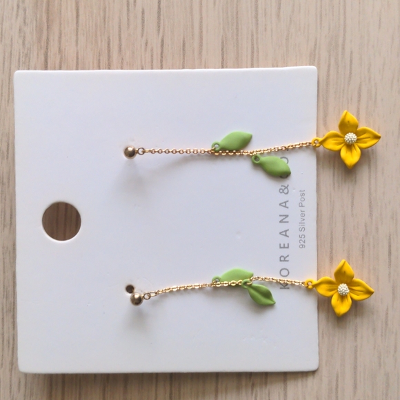 Jewelry - Dangling earrings, yellow flowers with leaves